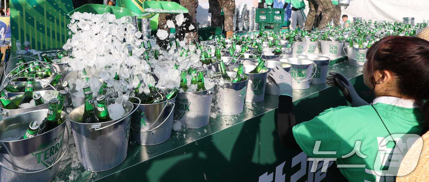 (전주=뉴스1) 유경석 기자 = 전주 가맥축제가 열린 7일 전북 전주시 전주대학교 대운동장에 마련된 행사장에서 주최 측 관계자들이 맥주가 가득 든 양동이에 얼음을 채우며 축제 준비 …