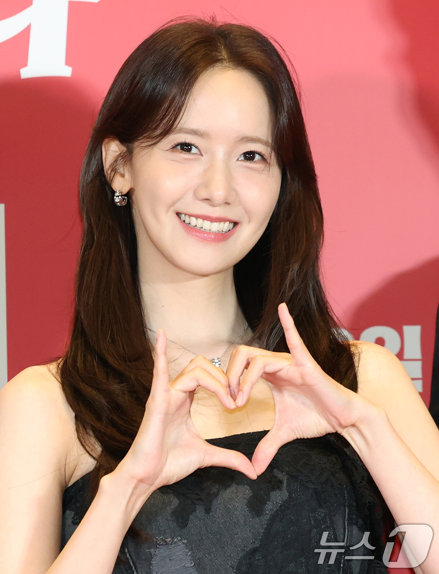 (서울=뉴스1) 권현진 기자 = 배우 임윤아가 7일 오후 서울 용산구 CGV용산아이파크몰에서 열린 영화 '악마가 이사왔다‘(감독 이상근) VIP시사회에 참석해 포즈를 취하고 있다. …