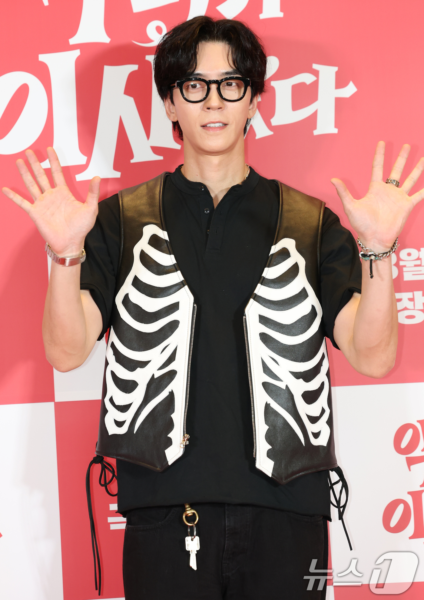 (서울=뉴스1) 권현진 기자 = 배우 신성록이 7일 오후 서울 용산구 CGV용산아이파크몰에서 열린 영화 '악마가 이사왔다‘(감독 이상근) VIP시사회에 참석해 포즈를 취하고 있다. …