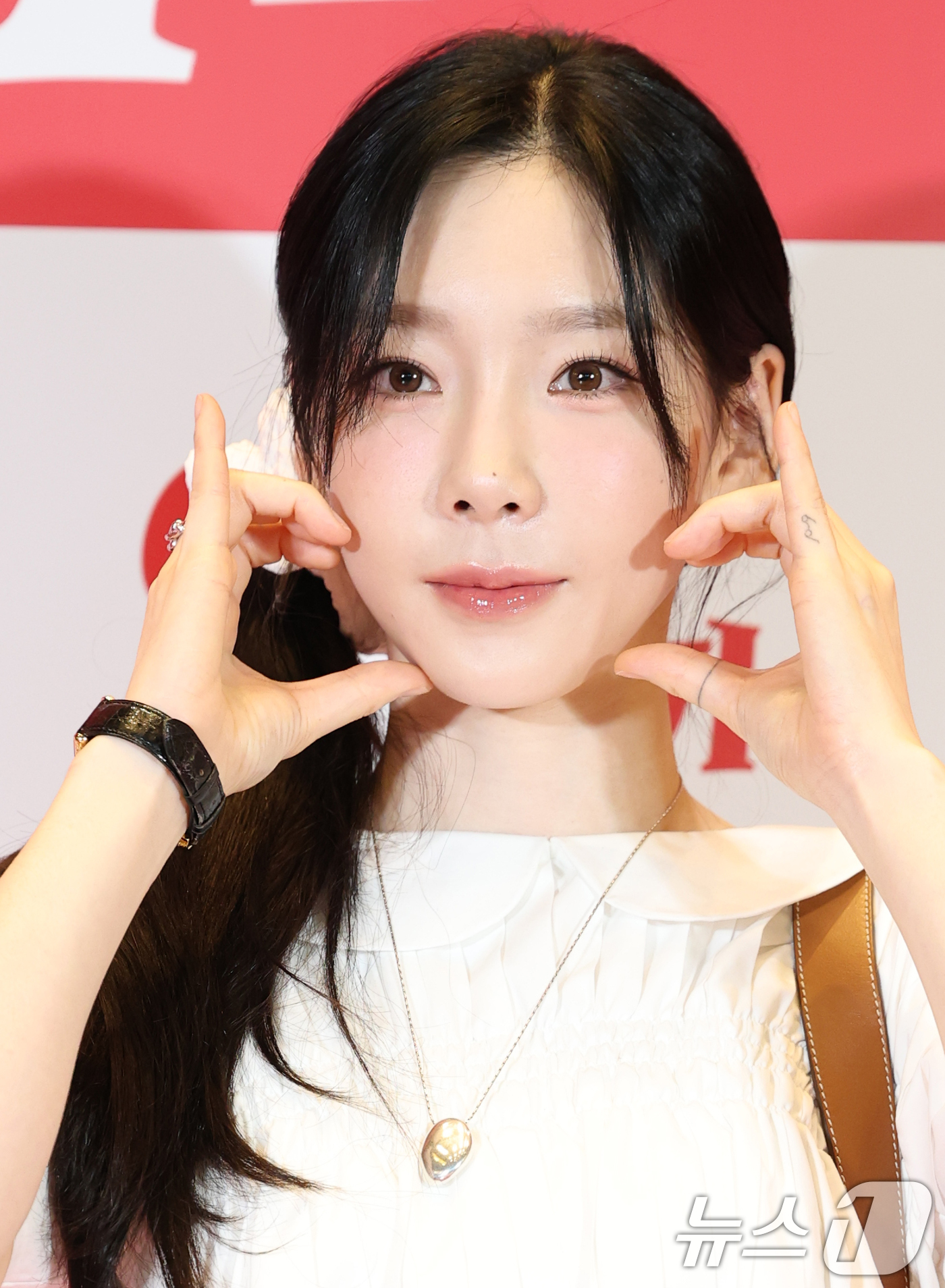 (서울=뉴스1) 권현진 기자 = 소녀시대 태연이 7일 오후 서울 용산구 CGV용산아이파크몰에서 열린 영화 '악마가 이사왔다‘(감독 이상근) VIP시사회에 참석해 포즈를 취하고 있다 …