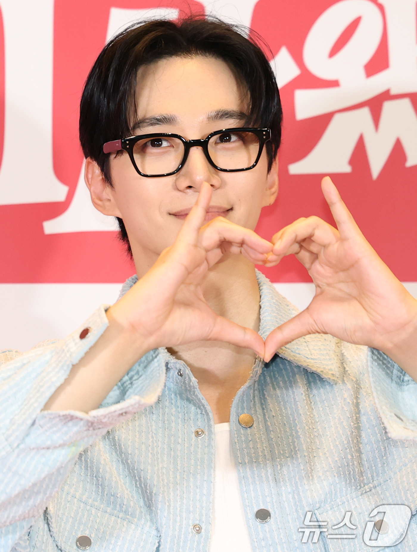 (서울=뉴스1) 권현진 기자 = 배우 이준호가 7일 오후 서울 용산구 CGV용산아이파크몰에서 열린 영화 '악마가 이사왔다‘(감독 이상근) VIP시사회에 참석해 포즈를 취하고 있다. …