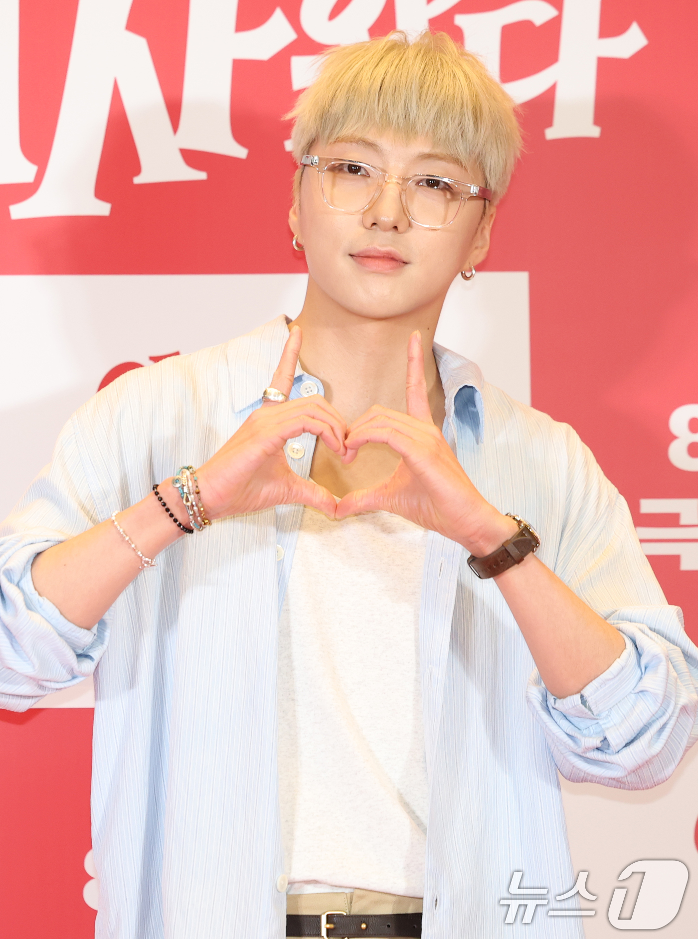 (서울=뉴스1) 권현진 기자 = 위너 강승윤이 7일 오후 서울 용산구 CGV용산아이파크몰에서 열린 영화 '악마가 이사왔다‘(감독 이상근) VIP시사회에 참석해 포즈를 취하고 있다. …