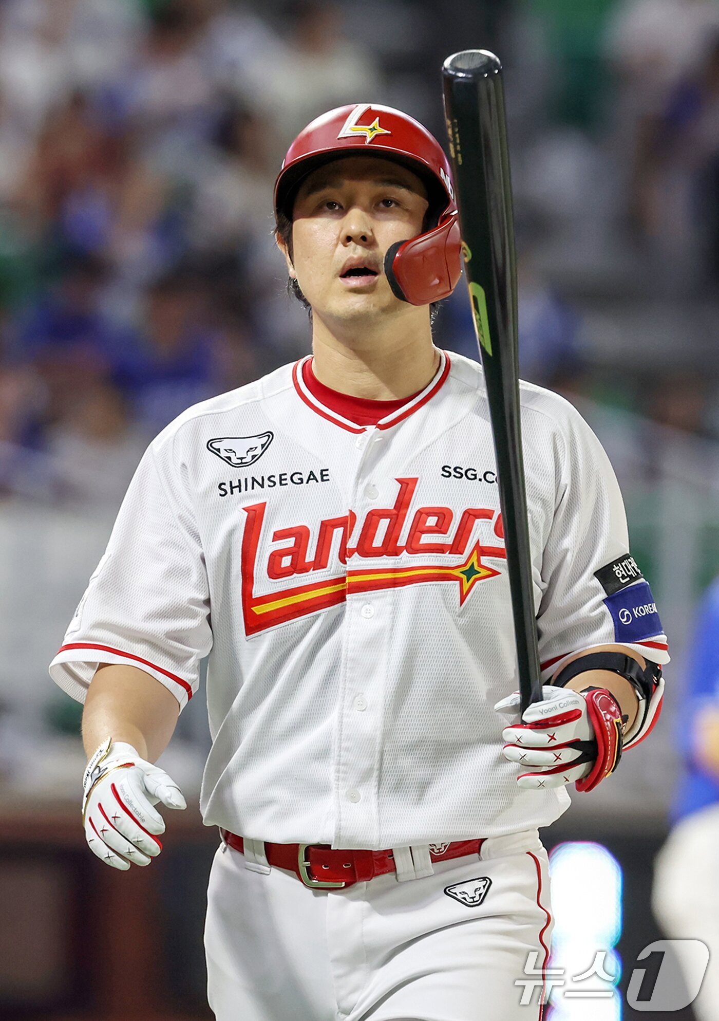 본문 이미지 - 7일 오후 인천 미추홀구 SSG랜더스필드에서 열린 2025 신한 SOL Bank KBO리그&#39; 삼성 라이온즈와 SSG 랜더스의 경기 9회말 SSG 최정이 삼진아웃을 당해 더그아웃으로 돌아가며 아쉬워 하고 있다. 최정은 KBO 통산 1500득점까지 3득점을 남겨둔 상황이다. 2025.8.7/뉴스1 ⓒ News1 민경석 기자