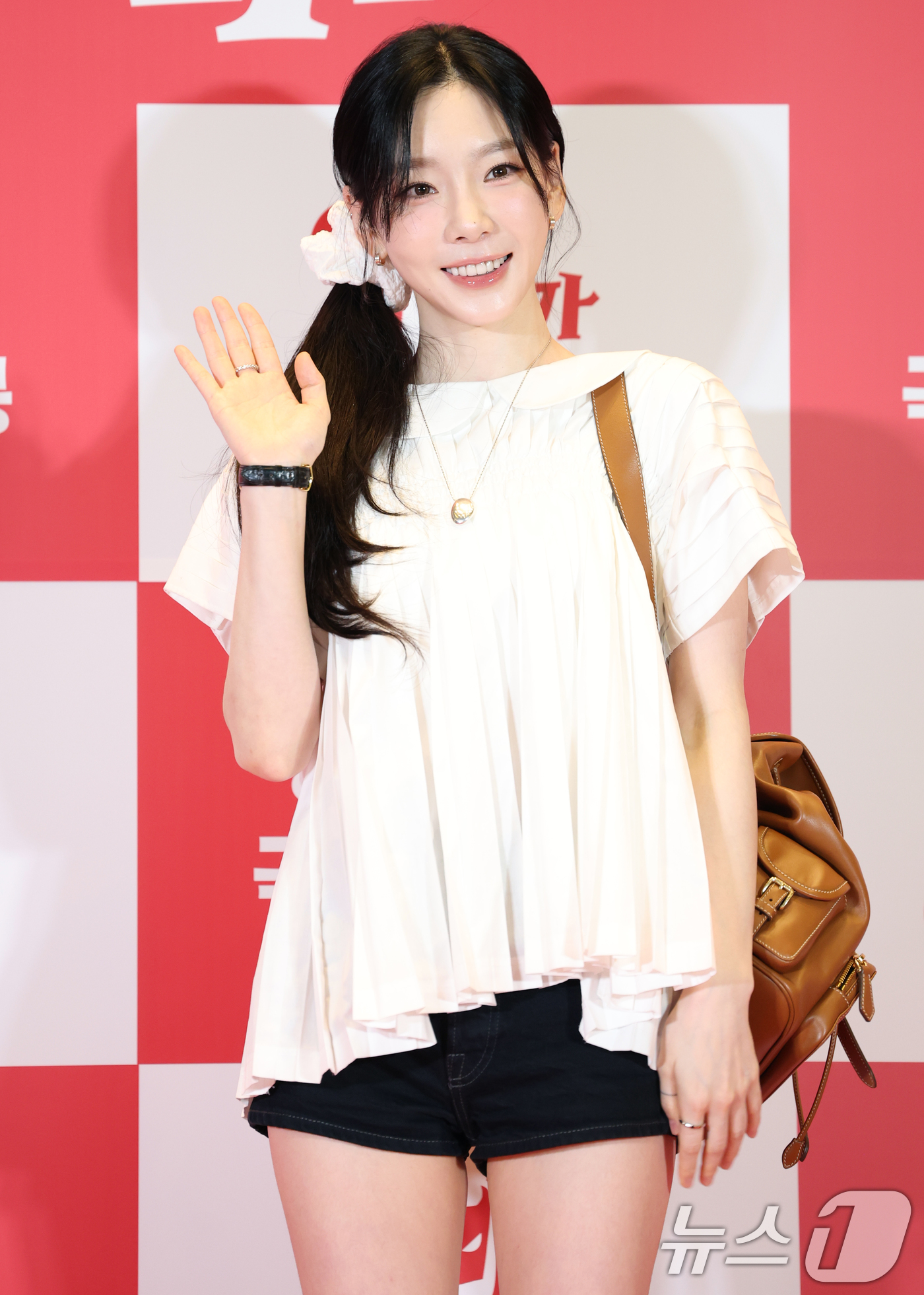 (서울=뉴스1) 권현진 기자 = 소녀시대 태연이 7일 오후 서울 용산구 CGV용산아이파크몰에서 열린 영화 '악마가 이사왔다‘(감독 이상근) VIP시사회에 참석해 포즈를 취하고 있다 …