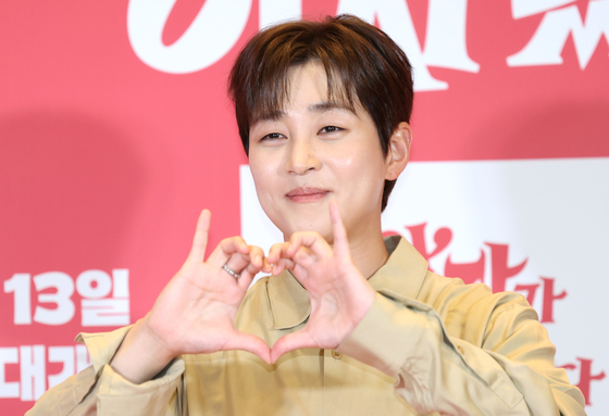 딘딘, 연말 기부로 재난·위기가정 돕는다…적십자사 1000만원 전달