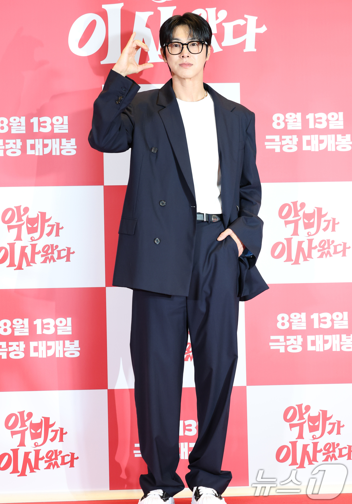 (서울=뉴스1) 권현진 기자 = 동방신기 유노윤호가 7일 오후 서울 용산구 CGV용산아이파크몰에서 열린 영화 '악마가 이사왔다‘(감독 이상근) VIP시사회에 참석해 포즈를 취하고 …