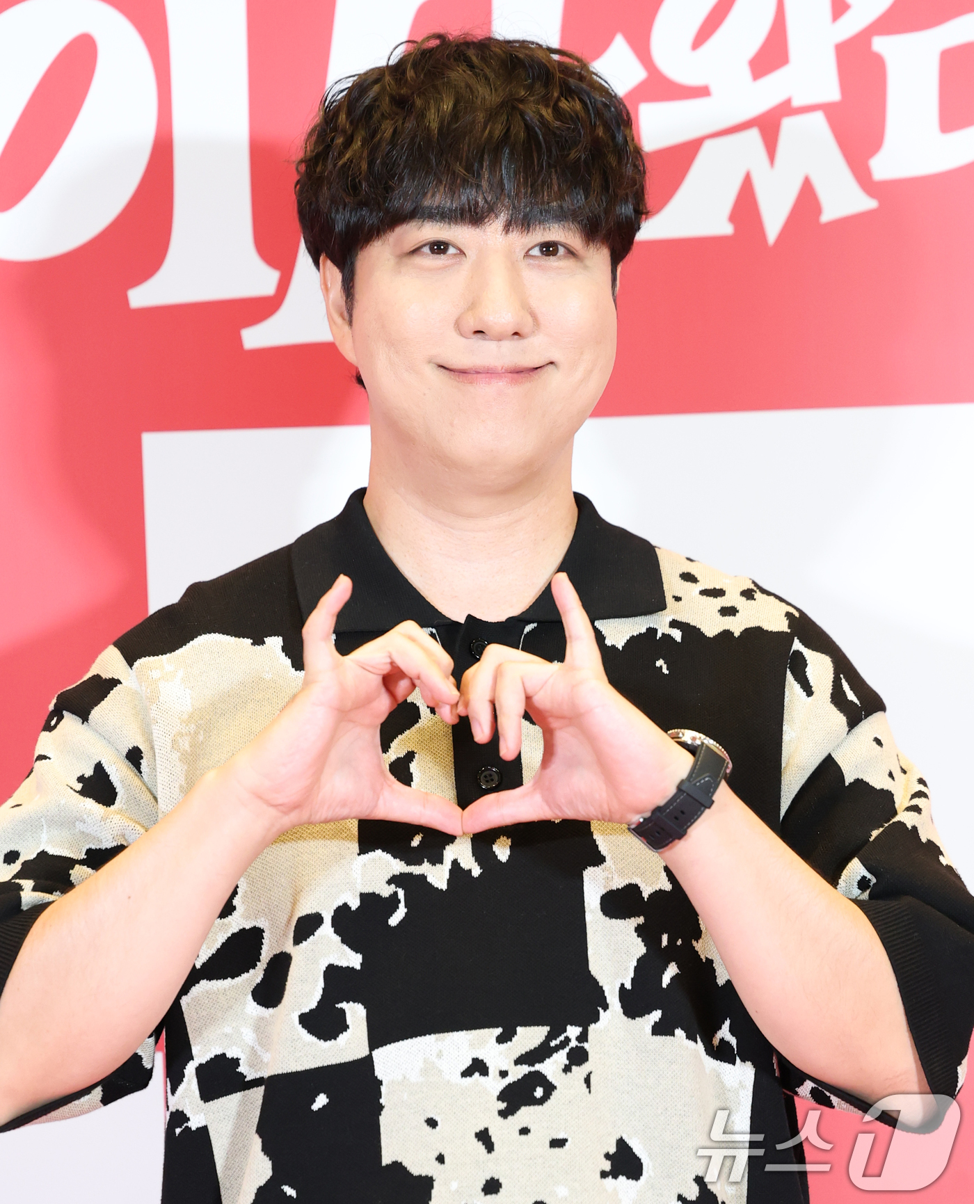 (서울=뉴스1) 권현진 기자 = 크리에이터 궤도가 7일 오후 서울 용산구 CGV용산아이파크몰에서 열린 영화 '악마가 이사왔다‘(감독 이상근) VIP시사회에 참석해 포즈를 취하고 있 …