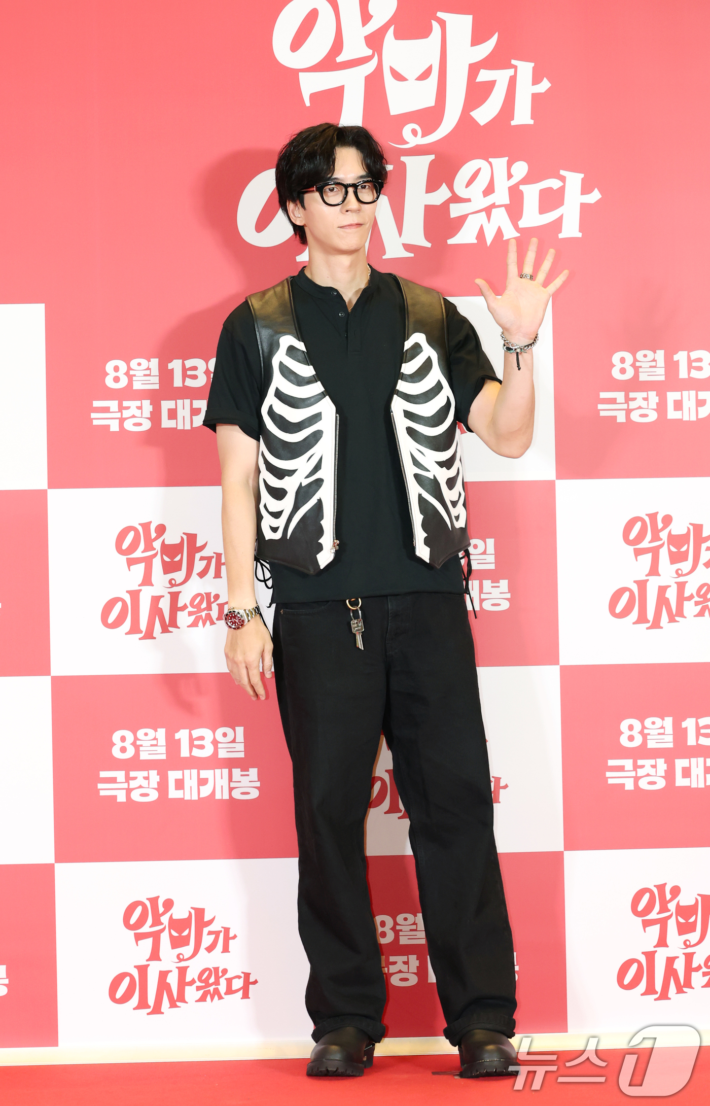 (서울=뉴스1) 권현진 기자 = 배우 신성록이 7일 오후 서울 용산구 CGV용산아이파크몰에서 열린 영화 '악마가 이사왔다‘(감독 이상근) VIP시사회에 참석해 포즈를 취하고 있다. …