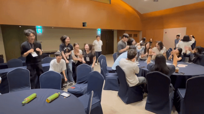 본문 이미지 -   7일 경기 광주시 곤지암리조트 세미나실에서 뉴스1 대학생 미래캠프 첫날 마지막 일정으로 레크리에이션이 진행되고 있다. 참가자들이 크레용팝의 &#39;빠빠빠&#39; 율동을 하고 있다. 2025.8.7/뉴스1 ⓒ News1 문대현 기자