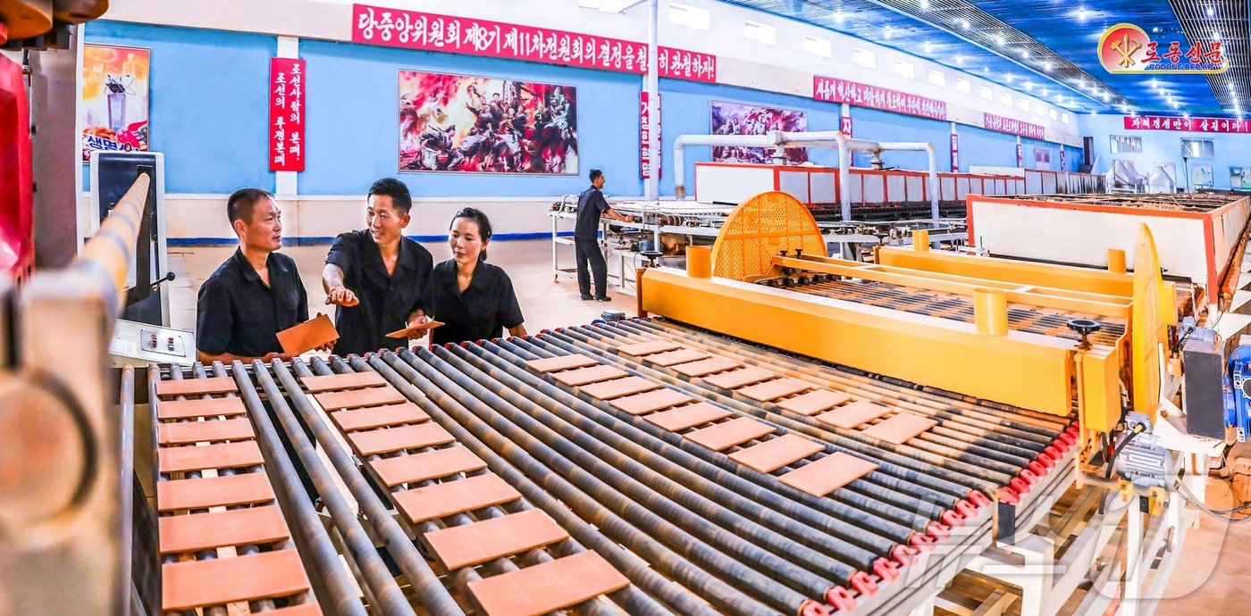 (평양 노동신문=뉴스1) = 북한 노동당 기관지 노동신문은 8일 평양도자기공장에서 "당 중앙 전원회의 결정 관철을 위한 건재품 생산을 다그치고 있다"고 보도했다. [국내에서만 사용 …