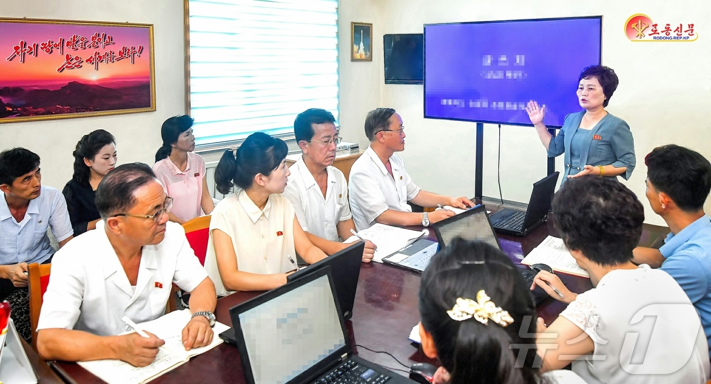 (평양 노동신문=뉴스1) = 북한 노동당 기관지 노동신문은 8일 중앙교수강습소의 교육자들과 나눈 이야기를 조명하며 "농촌 학교들에 대한 지도방조를 강화하는 것은 당의 뜻대로 전반적 …