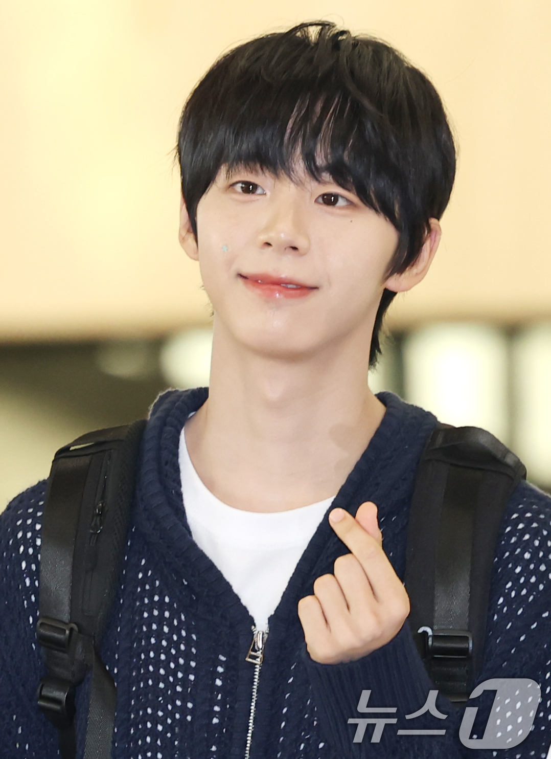 (김포공항=뉴스1) 권현진 기자 = 그룹 아홉 서정우가 해외 일정을 위해 8일 오전 김포국제공항을 통해 일본으로 출국하고 있다. 2025.8.8/뉴스1