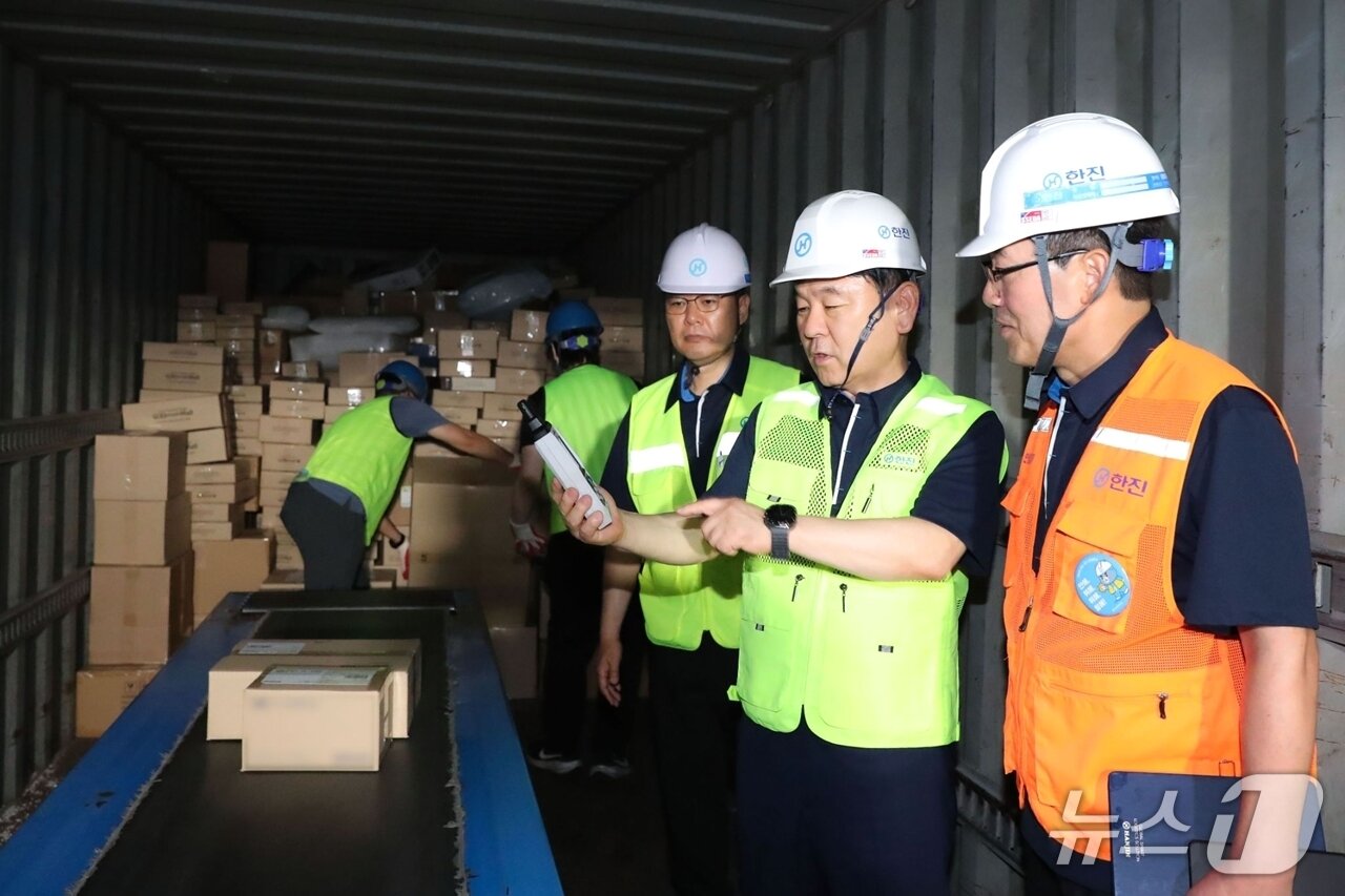 본문 이미지 - 노삼석 한진 대표이사 사장(오른쪽 두 번째)이 동서울허브터미널에 방문해 작업장 내 온도를 직접 체크하며 사업장 현황을 면밀히 살펴보고있다. (한진 제공)
