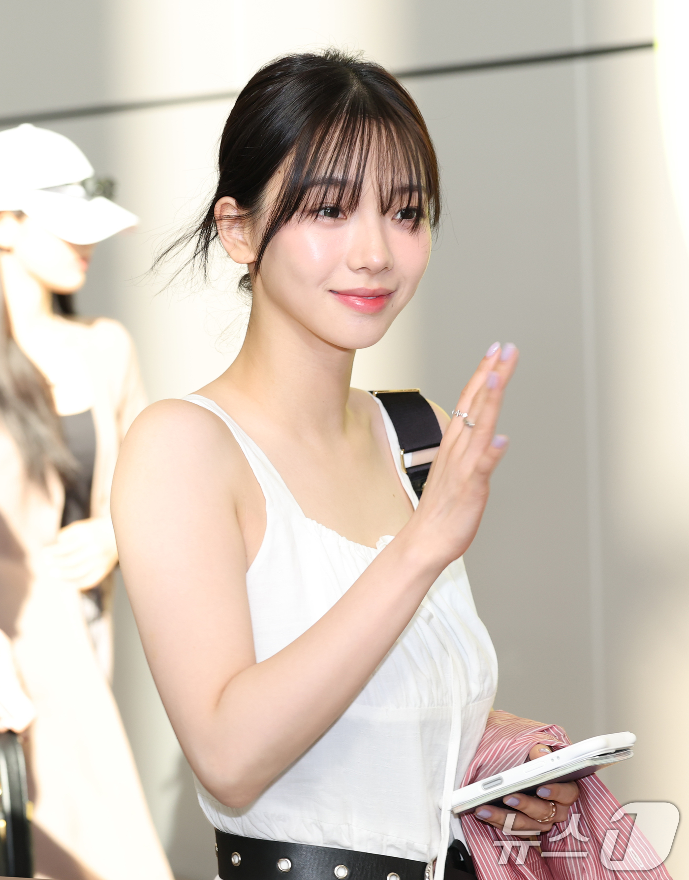 (김포공항=뉴스1) 권현진 기자 = 에스파 카리나가 해외 일정을 위해 8일 오전 김포국제공항을 통해 일본으로 출국하고 있다. 2025.8.8/뉴스1