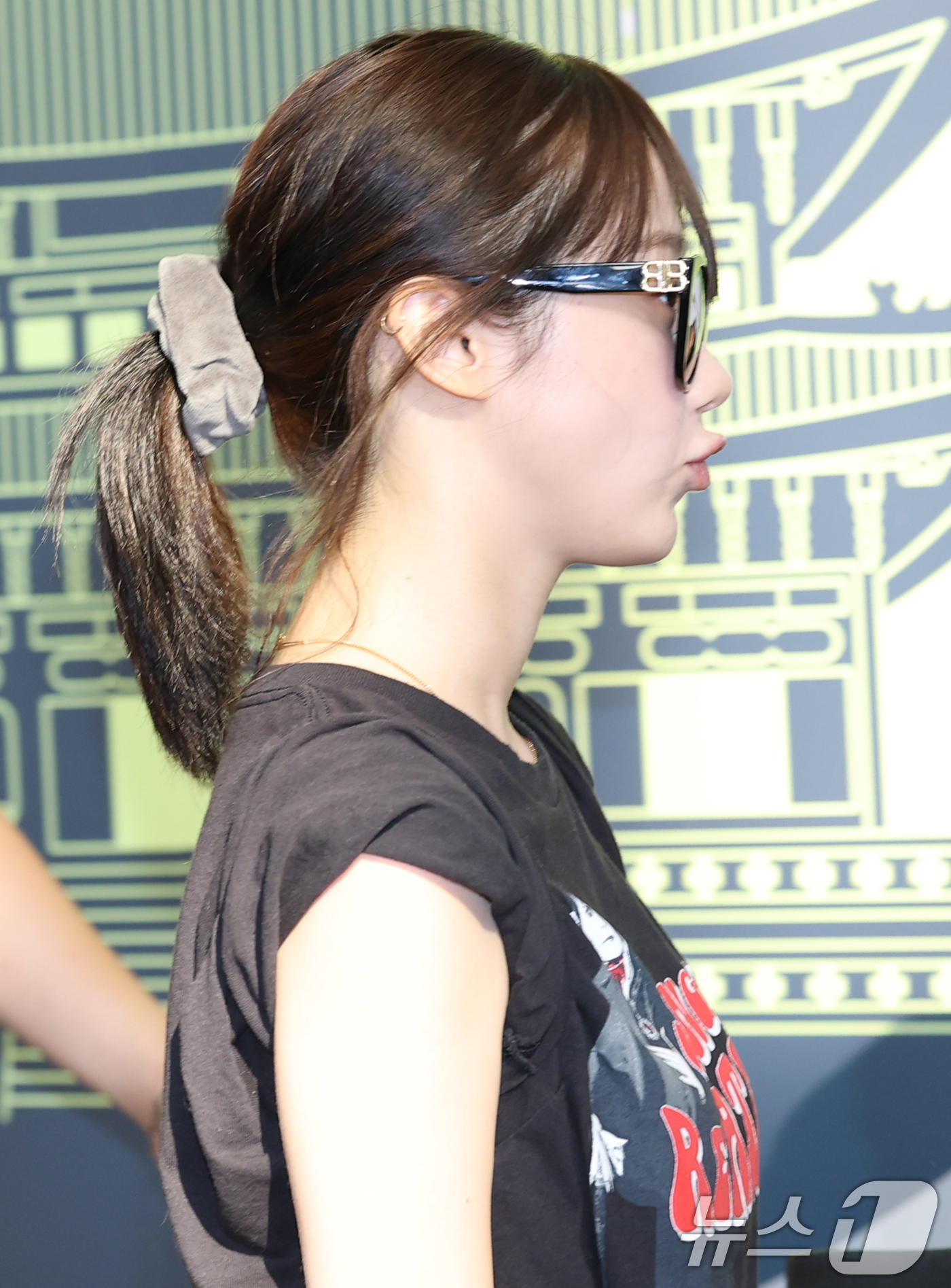 (김포공항=뉴스1) 권현진 기자 = 에스파 지젤이 해외 일정을 위해 8일 오전 김포국제공항을 통해 일본으로 출국하고 있다. 2025.8.8/뉴스1