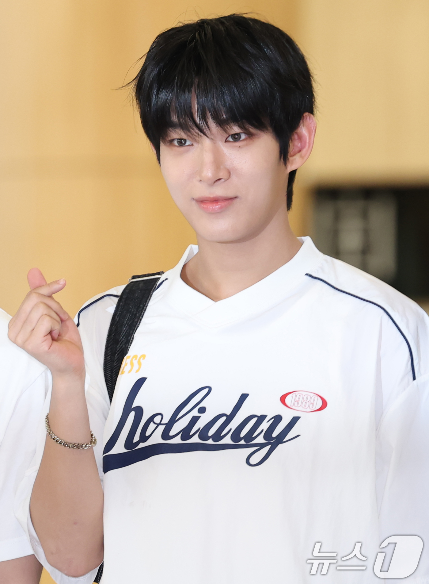 (김포공항=뉴스1) 권현진 기자 = 그룹 아홉 스티븐이 해외 일정을 위해 8일 오전 김포국제공항을 통해 일본으로 출국하기 전 인사를 하고 있다. 2025.8.8/뉴스1