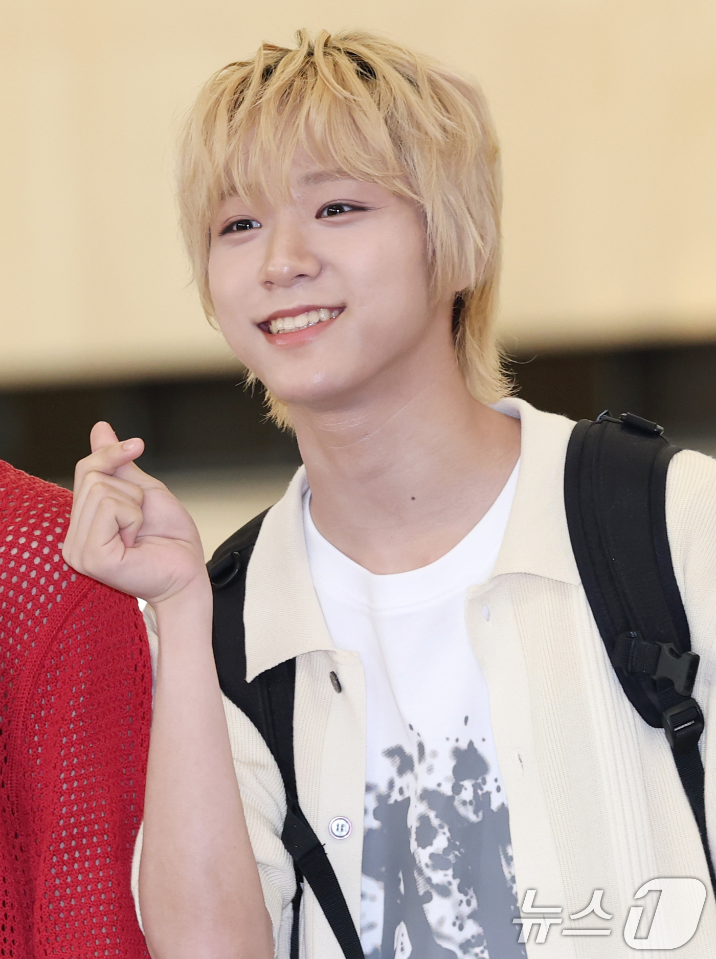 (김포공항=뉴스1) 권현진 기자 = 그룹 아홉 다이스케가 해외 일정을 위해 8일 오전 김포국제공항을 통해 일본으로 출국하기 전 인사를 하고 있다. 2025.8.8/뉴스1