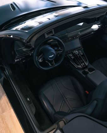 본문 이미지 - 애스턴마틴 오픈탑 스포츠카 '밴티지 로드스터'가 서울 전시장에 전시된 모습<자료사진>(브리타니아오토 제공). 2025.08.09.