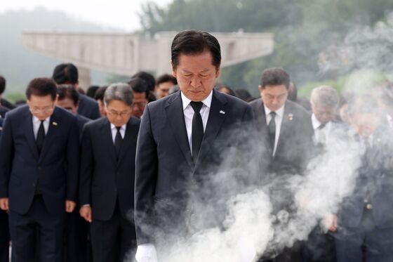 정청래 "광주 영령·대한민국 법대로 내란 척결"…5·18민주묘역 참배