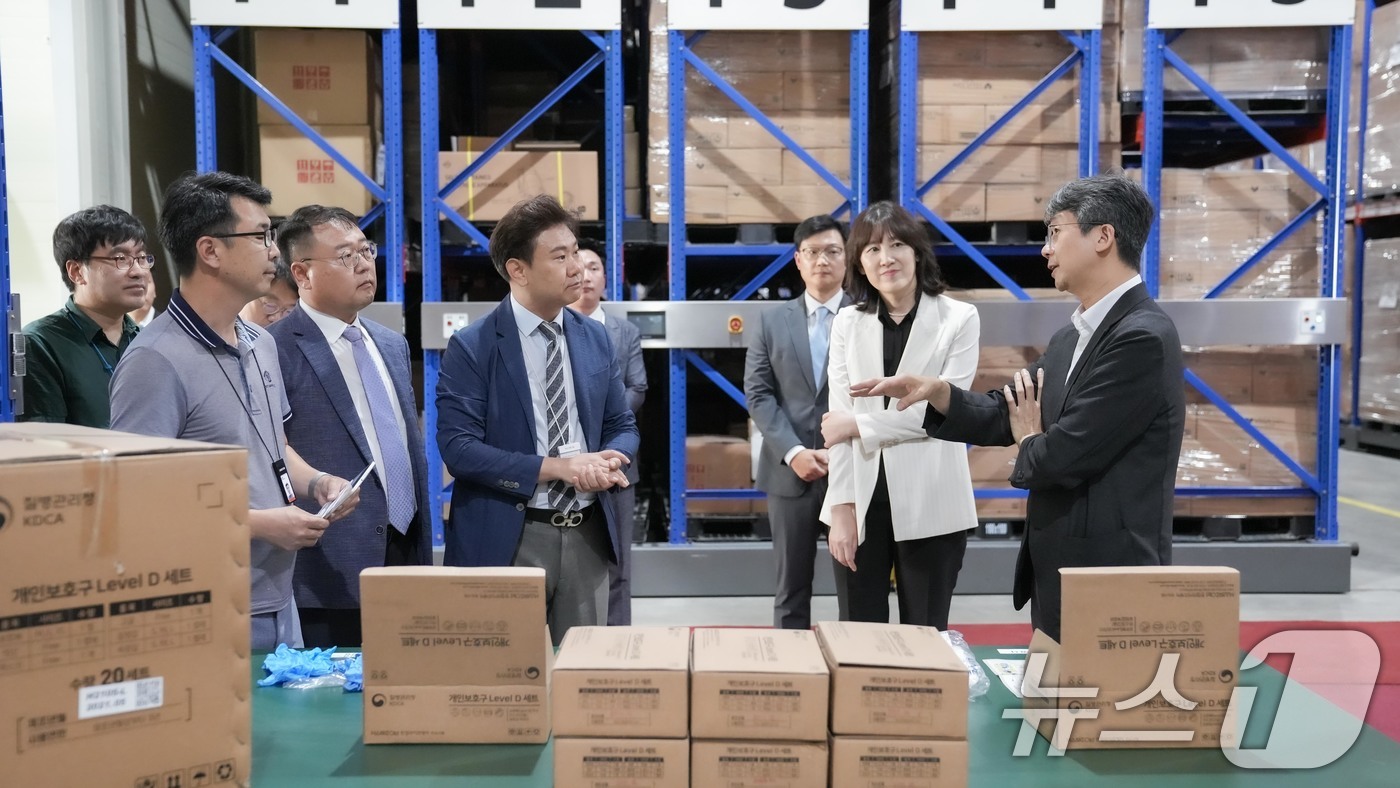 (서울=뉴스1) = 질병관리청은 지난 7일 경기 용인시 방역물자비축센터를 방문해 여름철 코로나19 재유행 가능성에 대비한 개인보호구 등 방역물자 비축·관리 현황을 점검했다고 8일 …