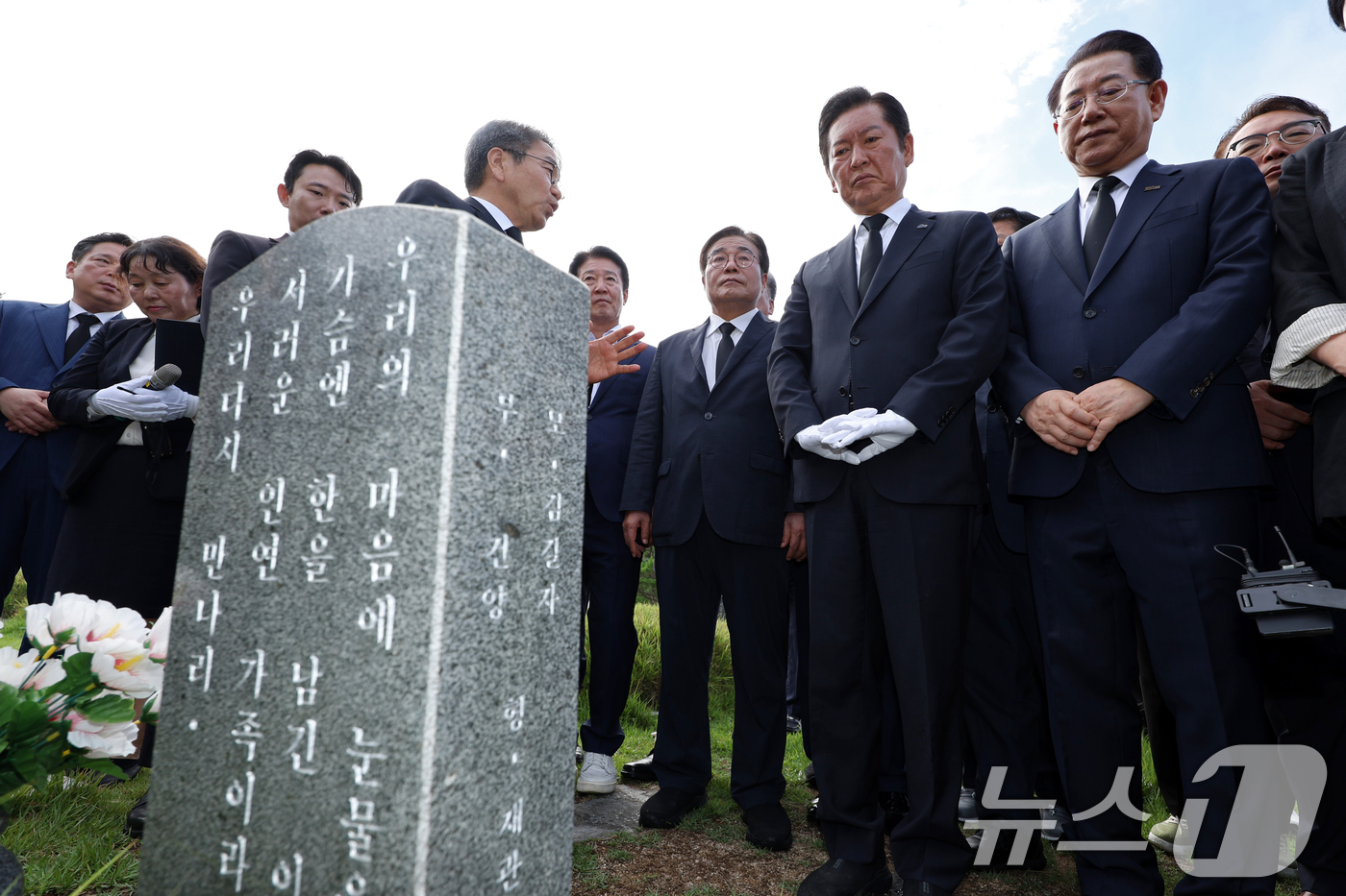 (광주=뉴스1) 이승현 기자 = 정청래 더불어민주당 대표가 8일 오전 광주 북구 운정동 국립5·18민주묘지에서 한강 작가의 소설 '소년이 온다'의 모티브가 된 문재학 열사 묘역을 …