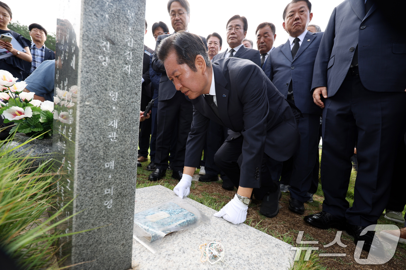 (광주=뉴스1) 이승현 기자 = 정청래 더불어민주당 대표가 8일 오전 광주 북구 운정동 국립5·18민주묘지에서 한강 작가의 소설 '소년이 온다'의 모티브가 된 문재학 열사 묘역을 …