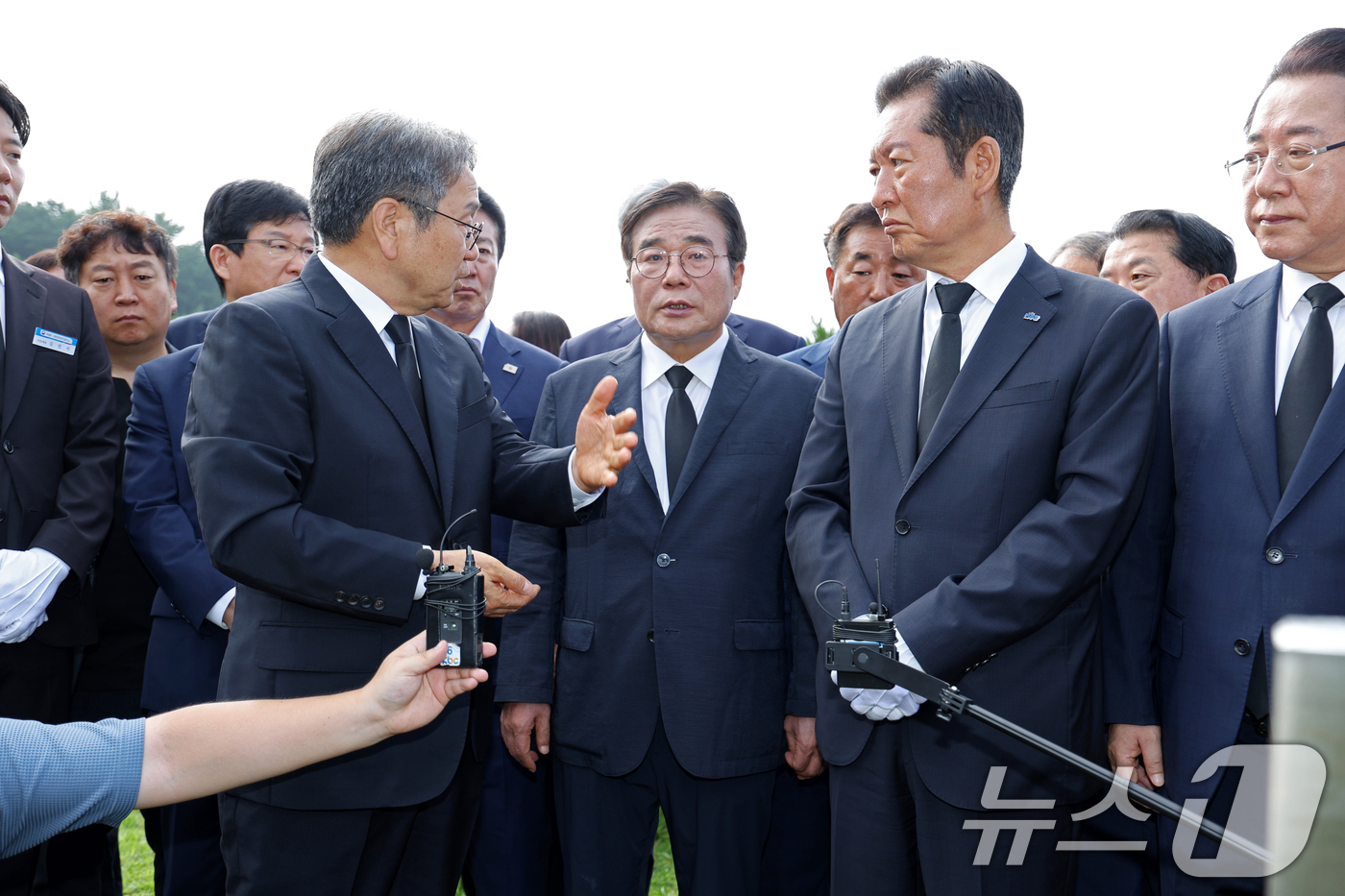 (광주=뉴스1) 이승현 기자 = 정청래 더불어민주당 대표가 8일 오전 광주 북구 운정동 국립5·18민주묘지에서 한강 작가의 소설 '소년이 온다'의 모티브가 된 문재학 열사에 대한 …