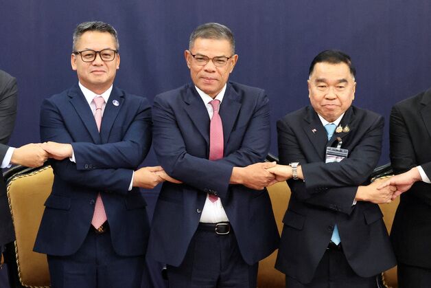 中왕이, 태국-캄보디아 외교장관 만나 "휴전 환영…지원 제공"