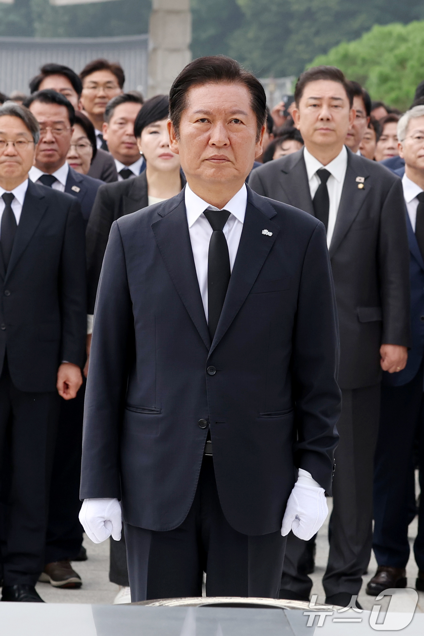 (광주=뉴스1) 이승현 기자 = 정청래 더불어민주당 대표가 8일 오전 광주 북구 운정동 국립5·18민주묘지를 찾아 오월영령에 참배하고 있다. 2025.8.8/뉴스1