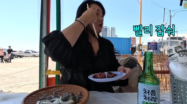 '불친절 뭇매' 속초 오징어 난전 식당 "안에서 먹으라 한마디, 죽을 죄냐"