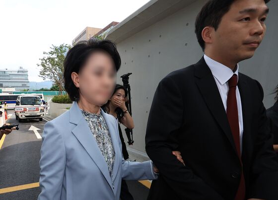 '통일교 2인자' 한학자 총재 비서실장, 특검 출석…'김건희 선물' 지시 의혹