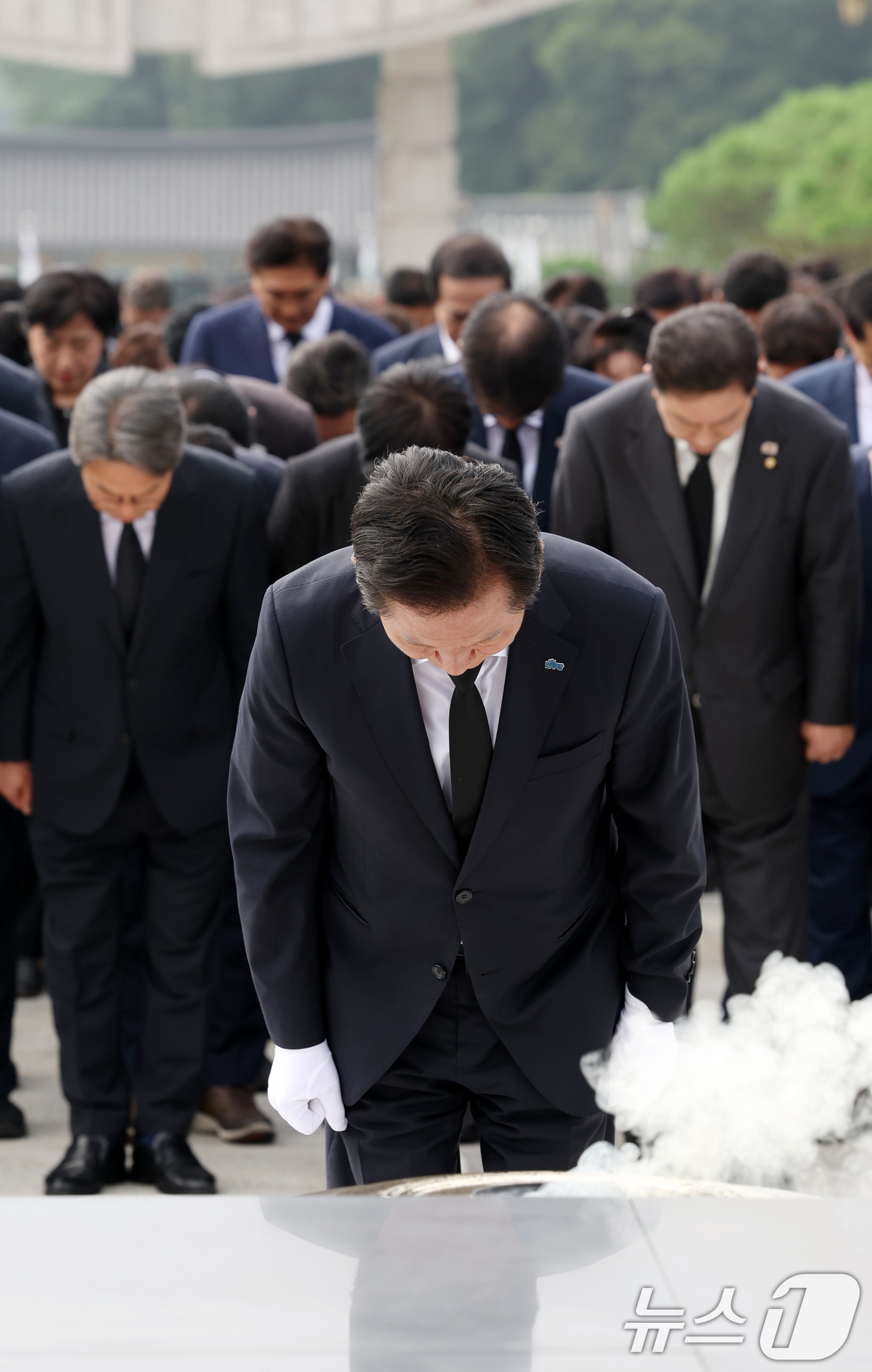 (광주=뉴스1) 이승현 기자 = 정청래 더불어민주당 대표가 8일 오전 광주 북구 운정동 국립5·18민주묘지를 찾아 오월영령에 참배하고 있다. 2025.8.8/뉴스1