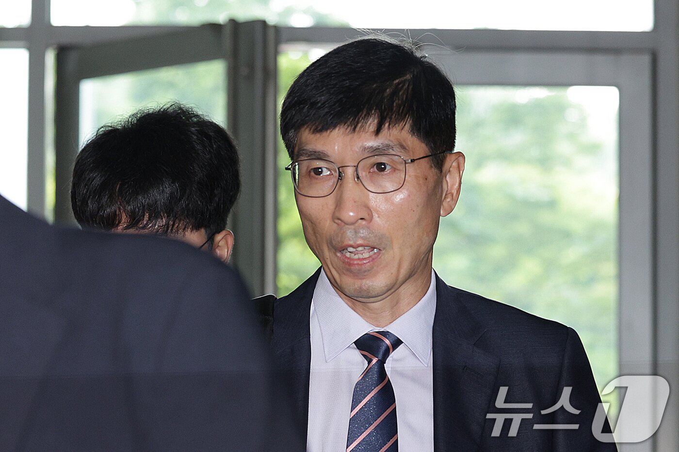 본문 이미지 - 임기훈 전 국방비서관이 8일 오전 서울 서초구 이명현 순직해병특검팀에 참고인 신분으로 조사를 받기 위해 출석하고 있다. 2025.8.8/뉴스1 ⓒ News1 신웅수 기자