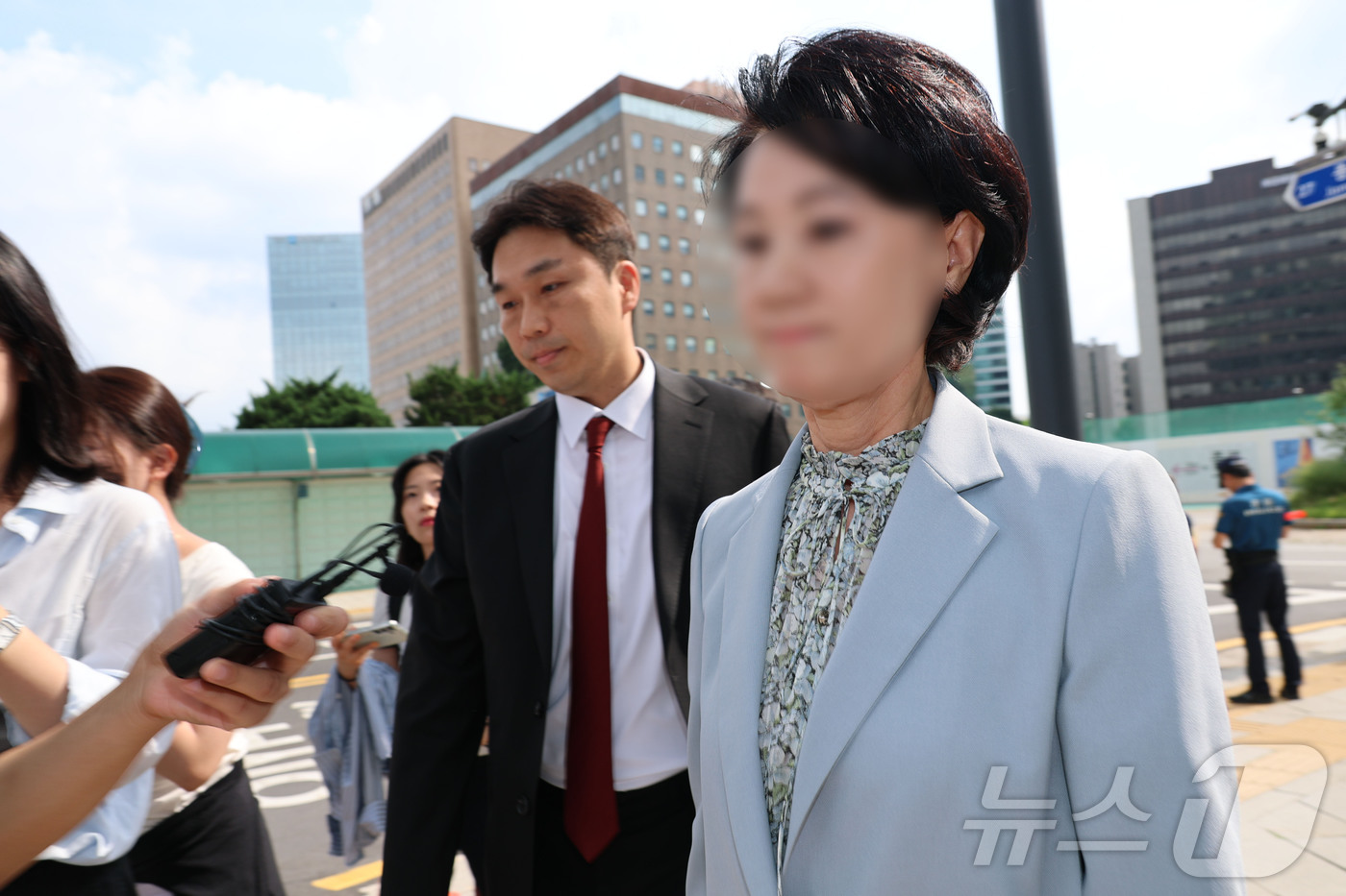 (서울=뉴스1) 박정호 기자 = '건진법사 청탁' 관련 한학자 통일교 총재 비서실장인 정모 씨가 8일 오전 서울 종로구에 마련된 김건희 특검팀(특별검사 민중기) 사무실로 소환 조사 …