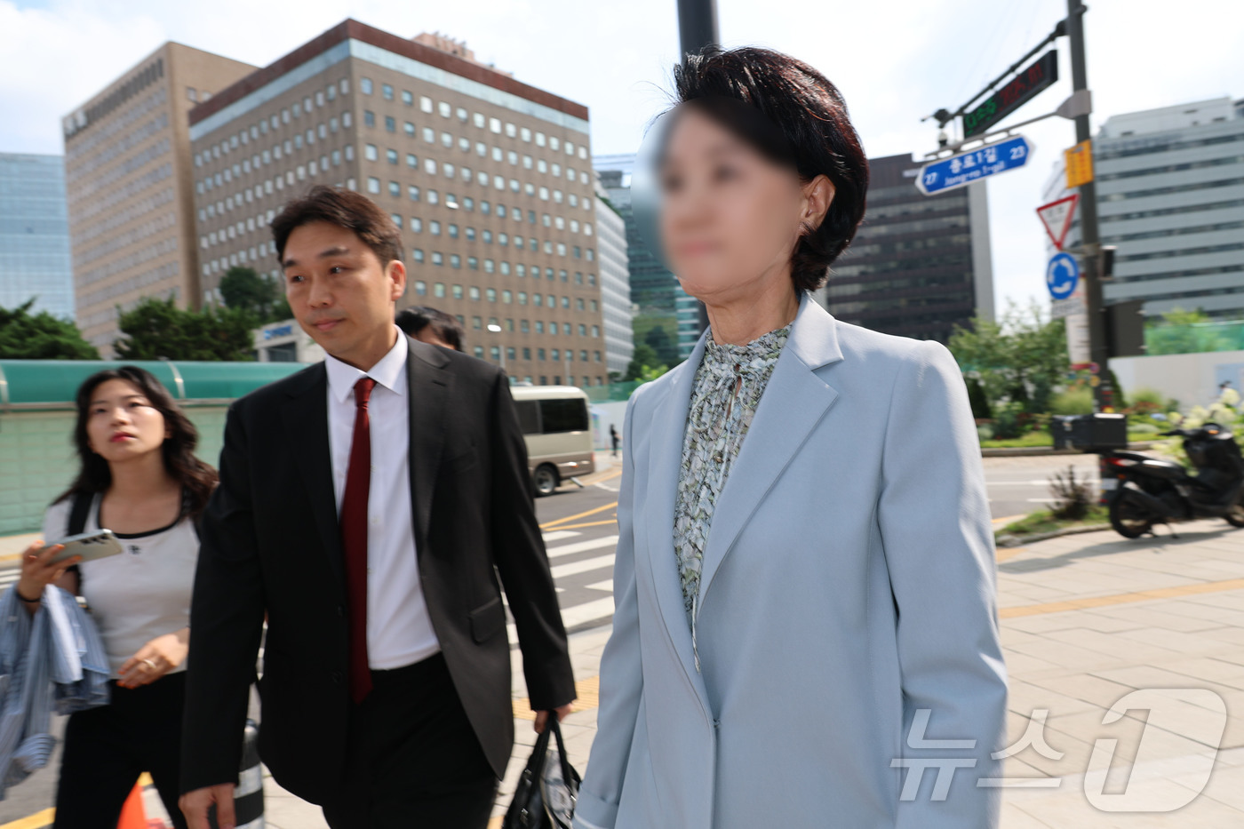 (서울=뉴스1) 박정호 기자 = '건진법사 청탁' 관련 한학자 통일교 총재 비서실장인 정모 씨가 8일 오전 서울 종로구에 마련된 김건희 특검팀(특별검사 민중기) 사무실로 소환 조사 …