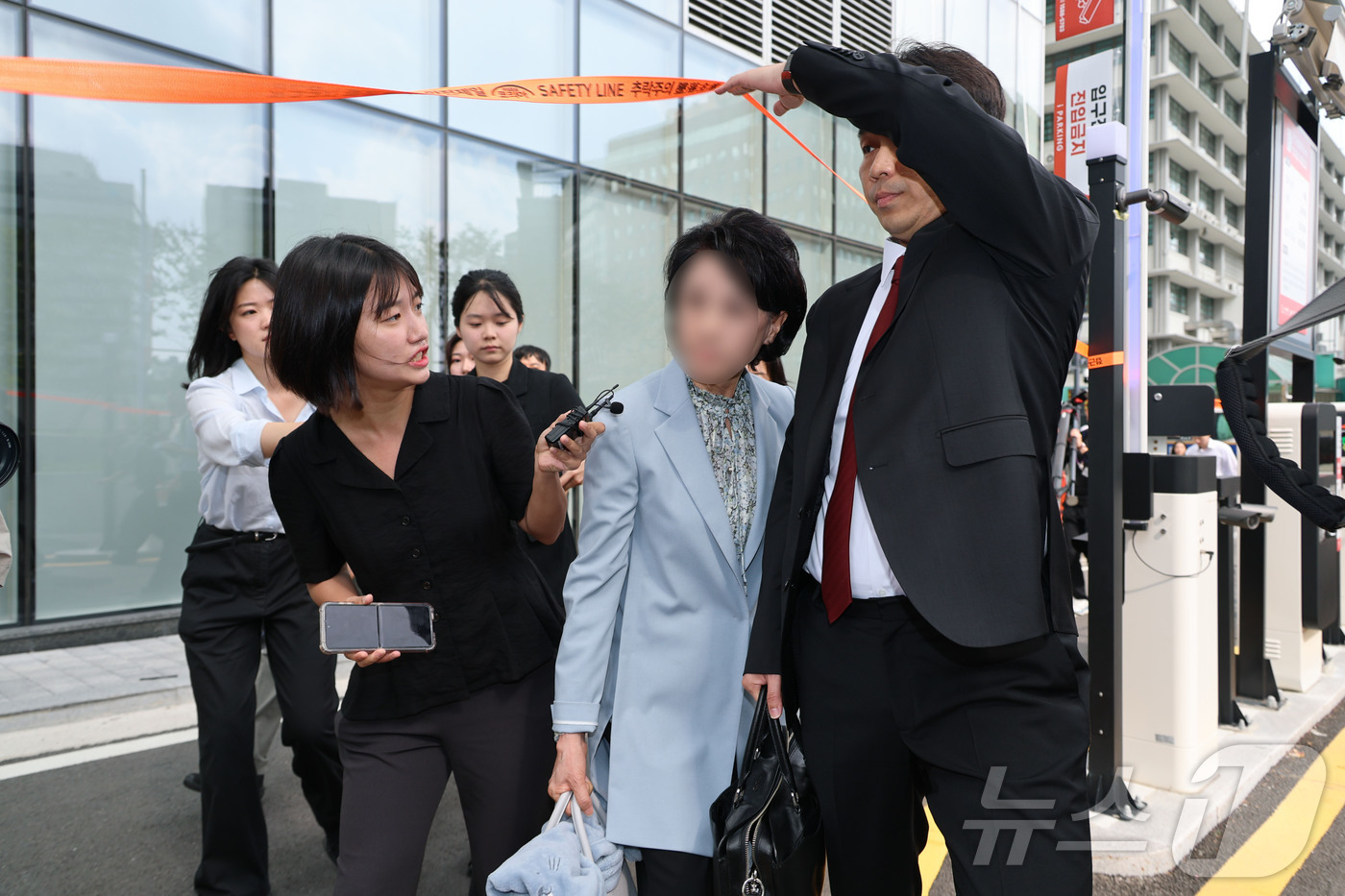 (서울=뉴스1) 박정호 기자 = '건진법사 청탁' 관련 한학자 통일교 총재 비서실장인 정모 씨가 8일 오전 서울 종로구에 마련된 김건희 특검팀(특별검사 민중기) 사무실로 소환 조사 …