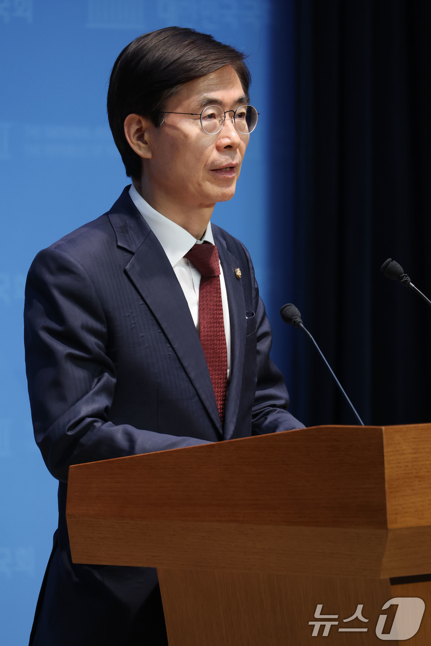 (서울=뉴스1) 이광호 기자 = 조경태 국민의힘 당대표 후보가 8일 오전 서울 여의도 국회 소통관에서 가진 기자회견에서 김문수 당대표 후보의 계엄 관련 발언을 비판하며 후보직 사퇴 …