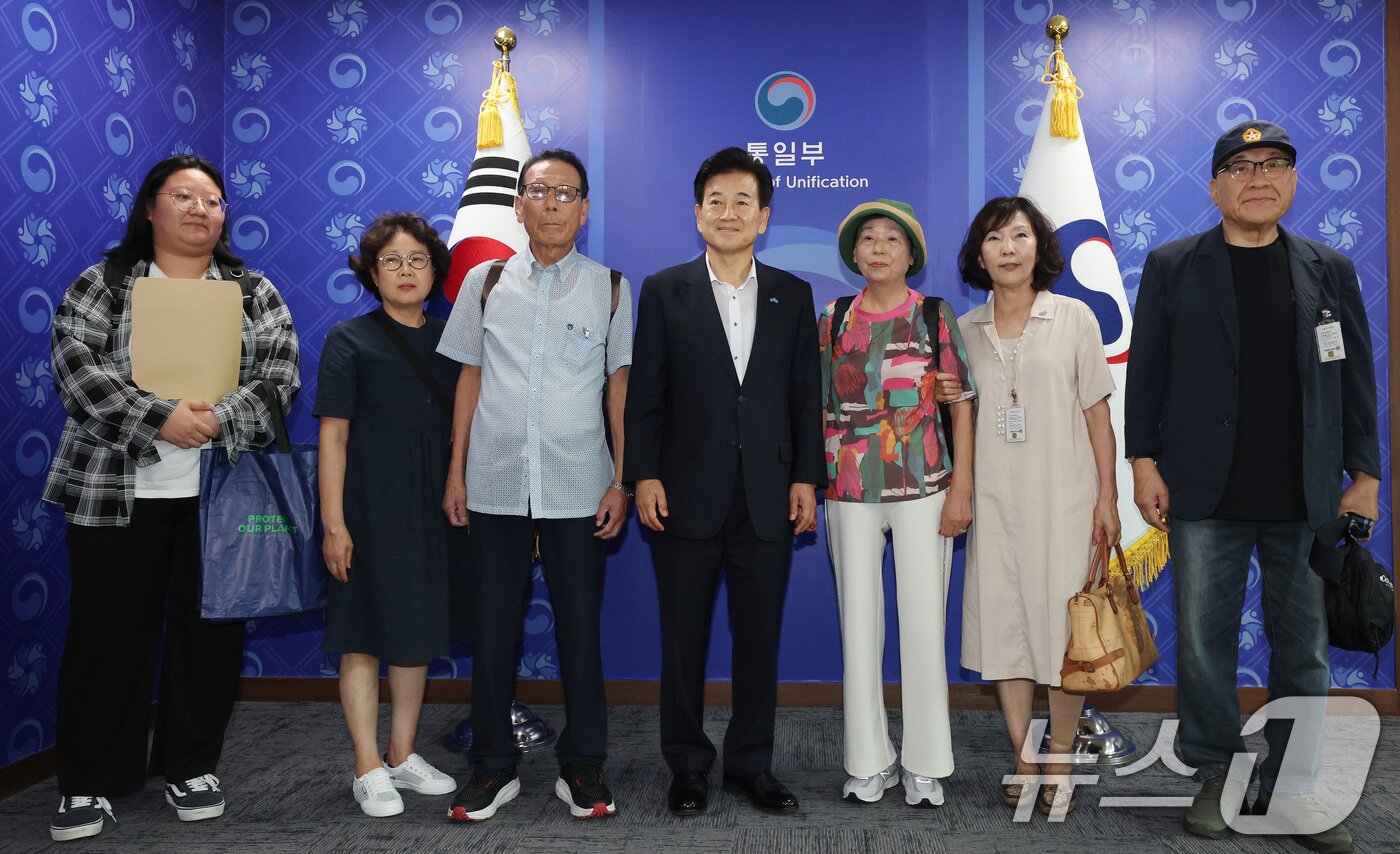 본문 이미지 - 지난 2025년 8월 8일 정동영 통일부 장관이 서울 종로구 정부서울청사에서 최성룡 전후납북자피해가족연합회 이사장 및 이사진 면담에 앞서 기념촬영을 하고 있다. /뉴스1 ⓒ News1 임세영 기자