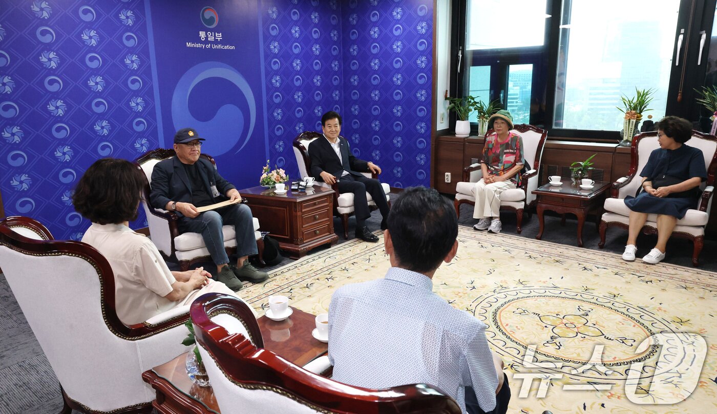 본문 이미지 - 정동영 통일부 장관이 8일 오전 서울 종로구 정부서울청사에서 최성룡 전후납북자피해가족연합회 이사장 및 이사진과 면담을 하고 있다. 2025.8.8/뉴스1 ⓒ News1 임세영 기자