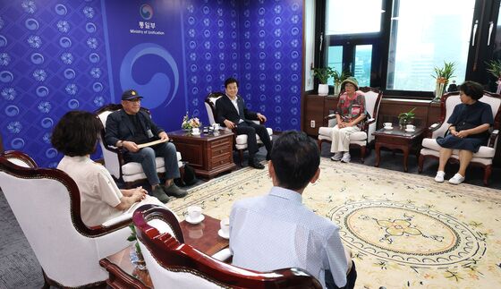 납북자 가족 "생사라도 알 수 있게"…통일장관에 무릎 꿇고 울며 호소
