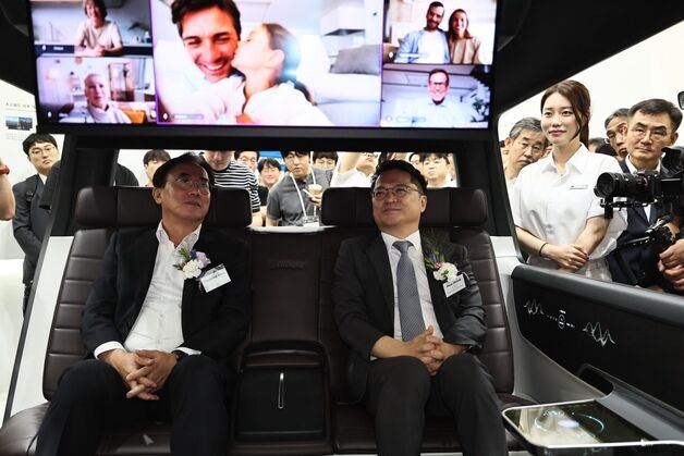 '대기줄' 생긴 LG, '탄성' 나온 삼성…K-OLED 기술력에 '와와~'