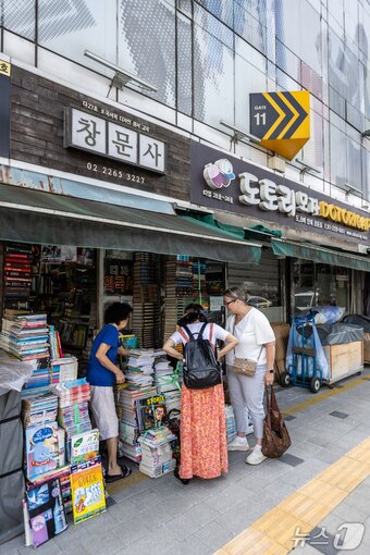 본문 이미지 - 동대문 평화시장 인근에 형성된 헌책방거리(서울관광재단 제공)