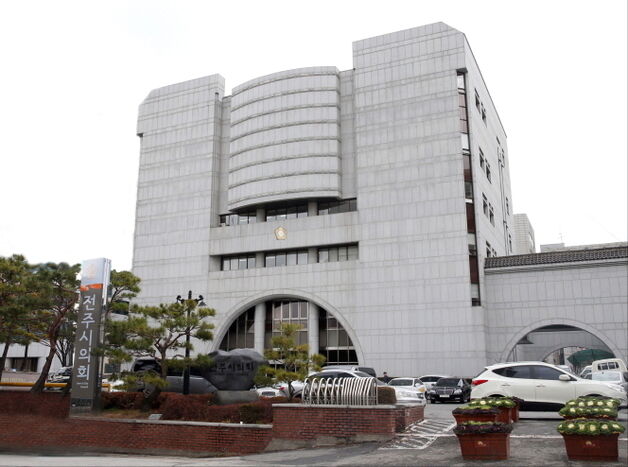 연수비 부풀리기·소상공 예산 가족 몰아주기…고개 숙인 전주시의회