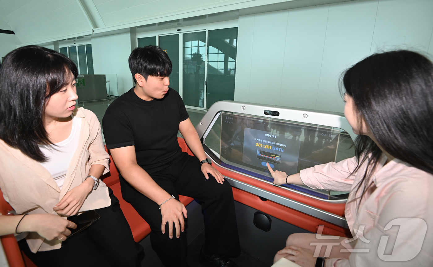 (인천공항=뉴스1) 박지혜 기자 = 8일 오전 인천국제공항 제2여객터미널에서 시민들이 자율주행 운송차량을 시승하고 있다.이 서비스는 교통약자와 탑승 임박 승객 등 여객 편의 증진을 …