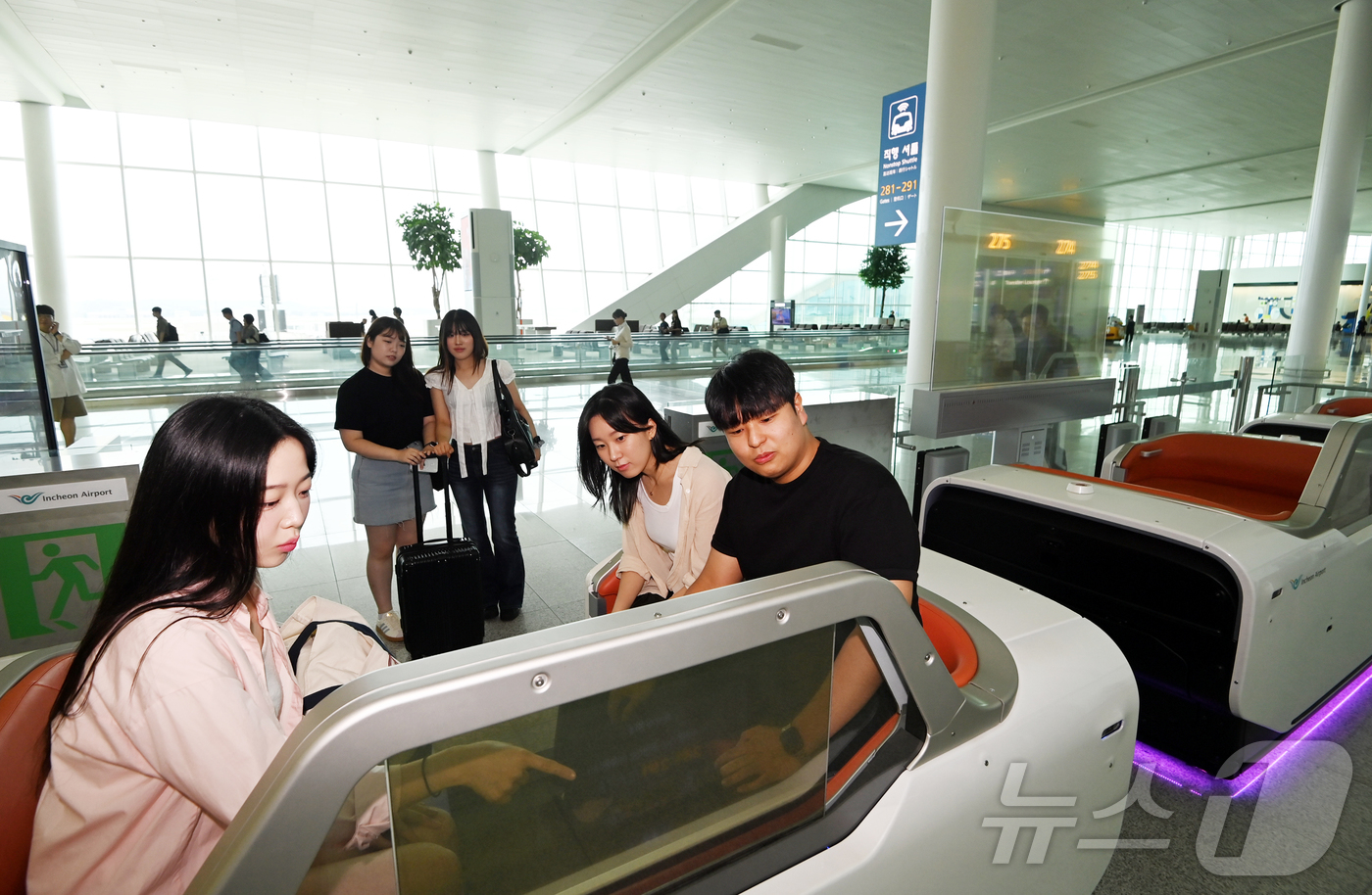 (인천공항=뉴스1) 박지혜 기자 = 8일 오전 인천국제공항 제2여객터미널에서 시민들이 자율주행 운송차량을 시승하고 있다.이 서비스는 교통약자와 탑승 임박 승객 등 여객 편의 증진을 …