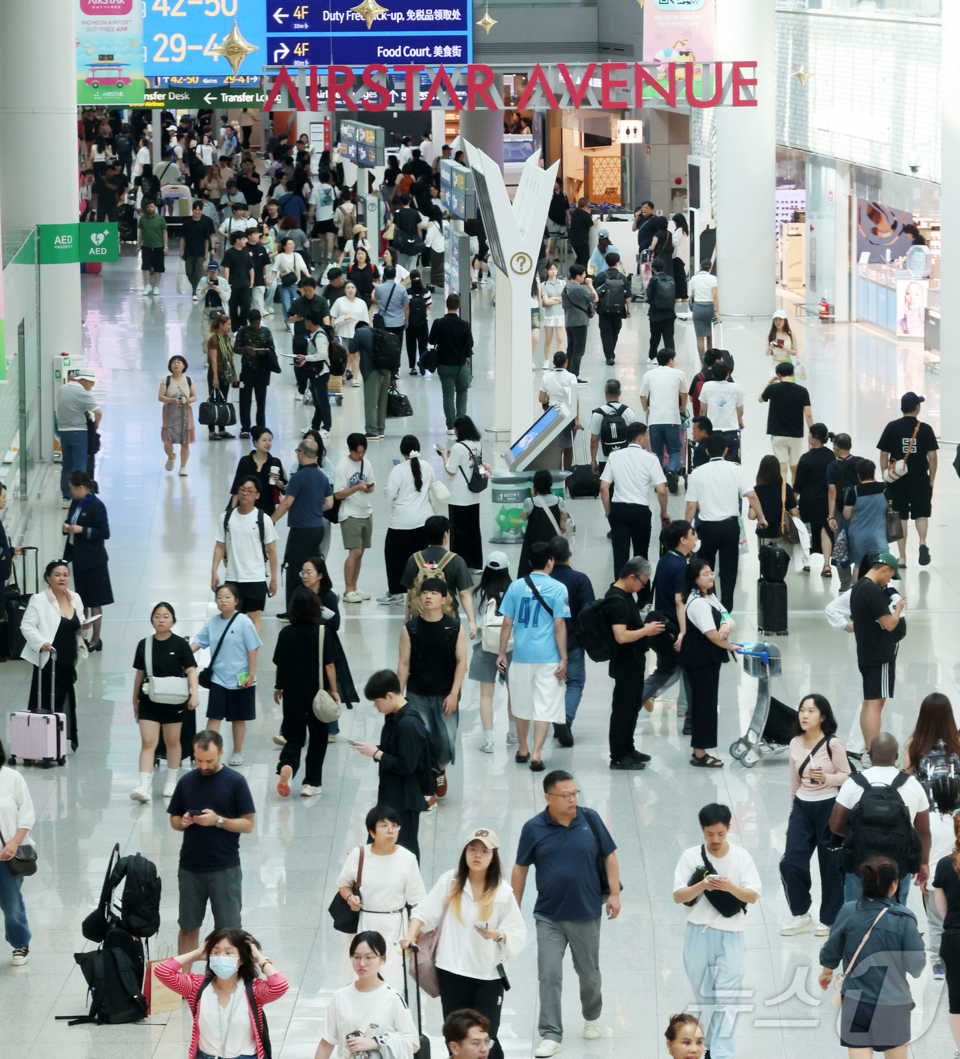(인천공항=뉴스1) 박지혜 기자 = 8일 오전 인천국제공항 1터미널 면세구역이 해외여행을 떠나는 여행객들로 북적이고 있다. (공동취재) 2025.8.8/뉴스1