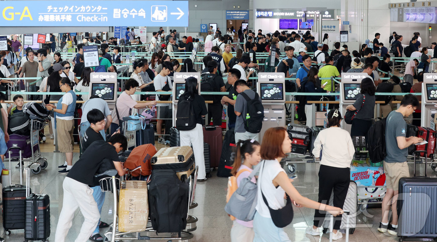 (인천공항=뉴스1) 박지혜 기자 = 8일 오전 인천국제공항 1터미널 면세구역이 해외여행을 떠나는 여행객들로 북적이고 있다. (공동취재) 2025.8.8/뉴스1