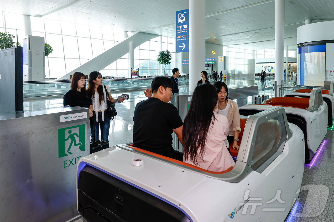 (인천공항=뉴스1) 박지혜 기자 = 8일 인천국제공항 제2여객터미널에서 승객 운송을 위한 실내 자율주행 운송차량(AM)이 운행을 하고 있다.자율주행 운송차량은 인천국제공항 제2여객 …