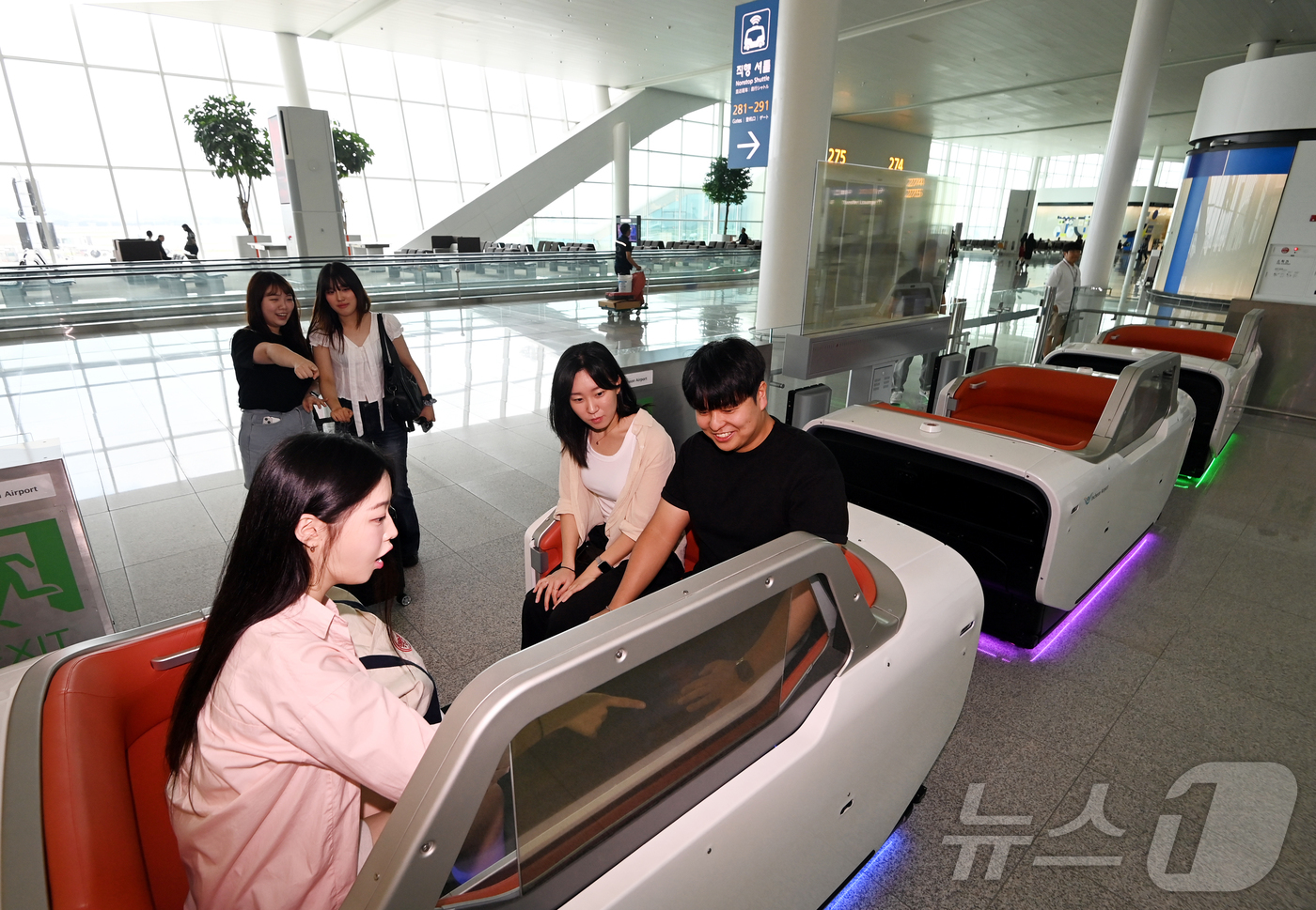 (인천공항=뉴스1) 박지혜 기자 = 8일 오전 인천국제공항 제2여객터미널에서 시민들이 자율주행 운송차량을 시승하고 있다.이 서비스는 교통약자와 탑승 임박 승객 등 여객 편의 증진을 …