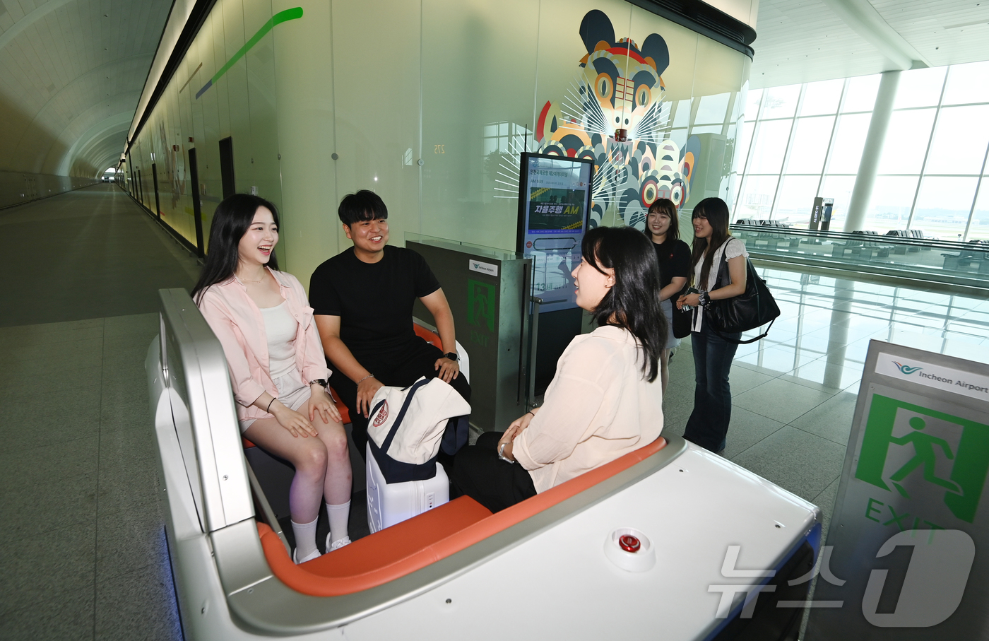 (인천공항=뉴스1) 박지혜 기자 = 8일 오전 인천국제공항 제2여객터미널에서 시민들이 자율주행 운송차량을 시승하고 있다.이 서비스는 교통약자와 탑승 임박 승객 등 여객 편의 증진을 …